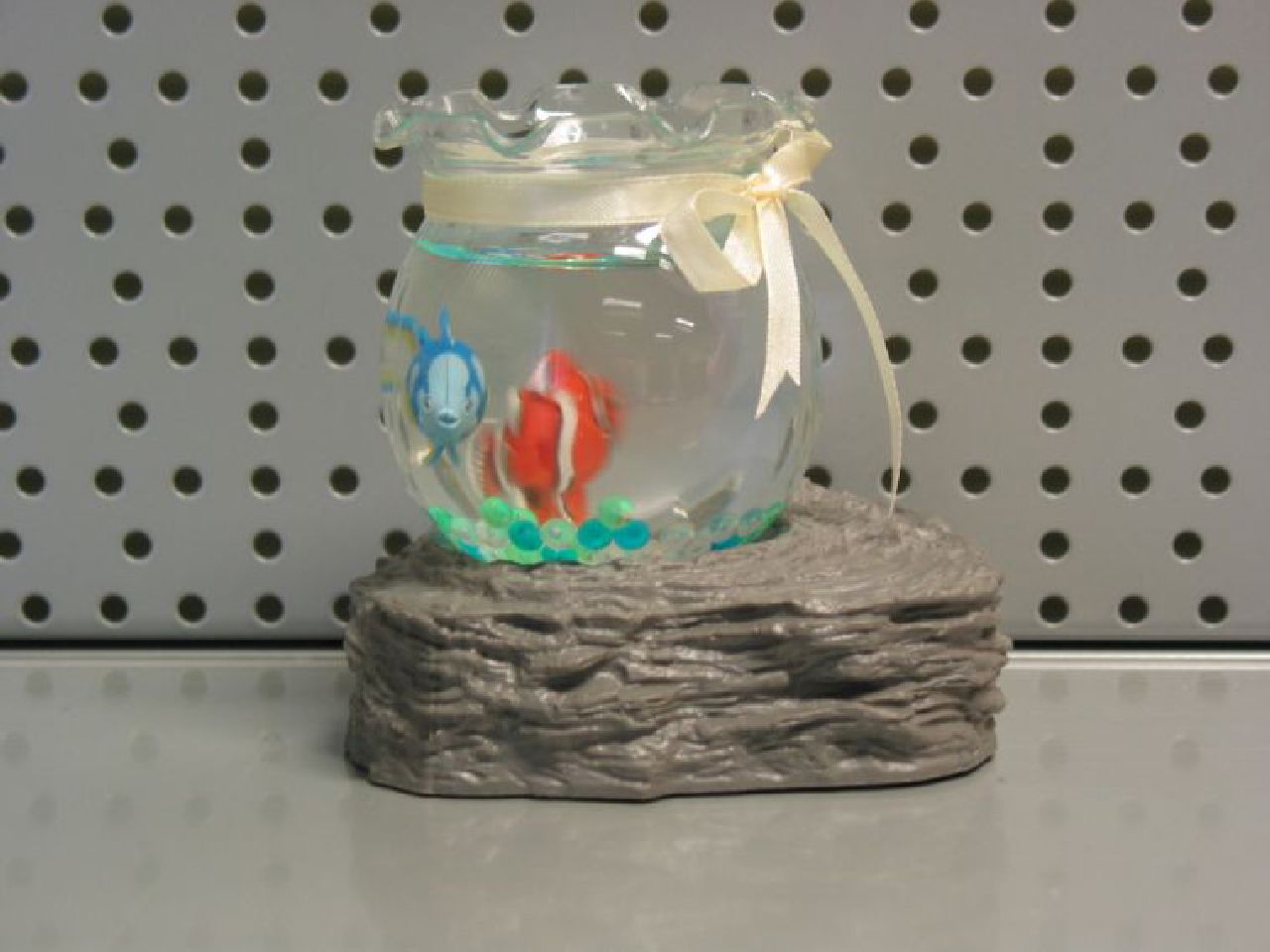 FISHBOWL WITH 2 MOVING FISH